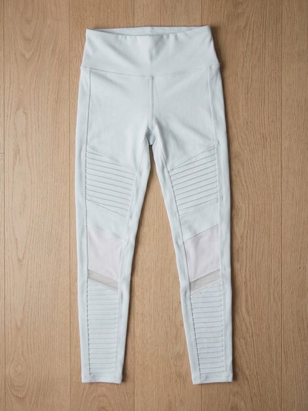 Women’s ALO Yoga High-Waist Moto Legging White Glossy Pleated Mesh Size small